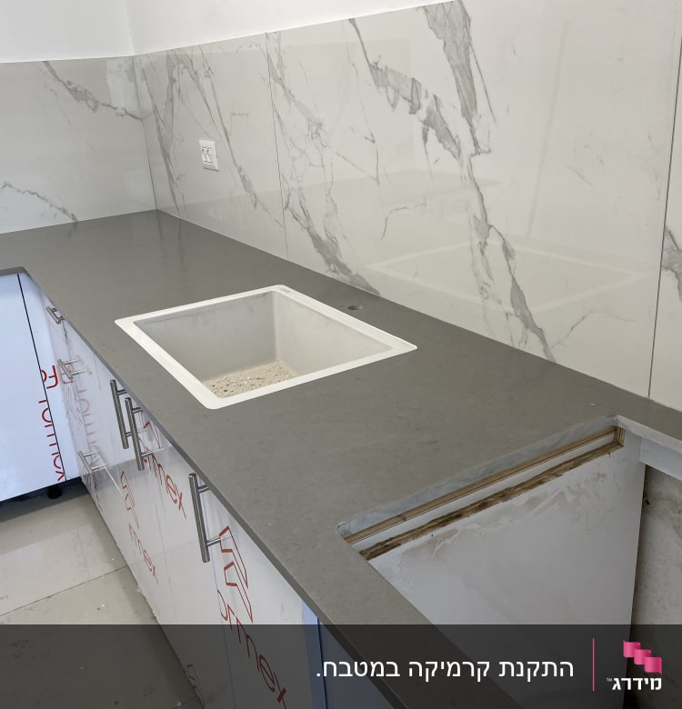 שיש מותקן במטבח עם כיור חדש